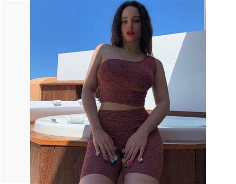 Rosalía incendia las redes con sus fotos posando en bikini en Tenerife