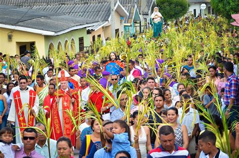El domingo de ramos es una celebración religiosa en la que la mayoría de las confesiones del cristianismo conmemora la entrada de jesucristo en jerusalén, dando inicio a la semana santa. En imágenes | Así se celebró el Domingo de Ramos en ...