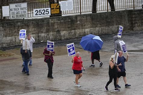 Uaw Auto Workers Strike Ford Tentative Agreement Could End Uaw Strike