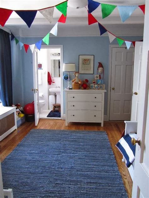 The dark blue colour in combination with (light) wood, gives the room air. Big Boy Bedroom Inspiration