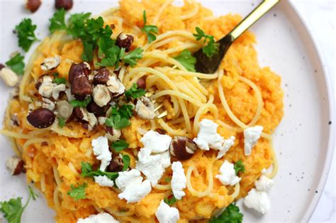 Met maar vijf ingrediënten maak je deze romige pasta met pompoensaus