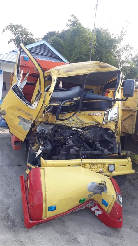 tabrak truk fuso parkir supir truk coltdiesel tewas kernet luka