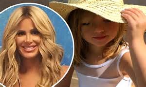 Kim Zolciaks Daughter Poses Up A Storm On Moms Instagram Daily Mail