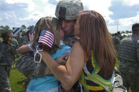 15 photos of military homecomings that will make your heart explode heart