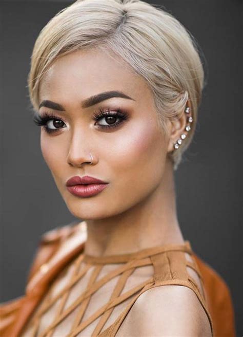Longer pieces of hair in the top layers let you sweep hair over to the side, creating a sleek silhouette that can look too puffy or boxy with thick or coarse strands. 55 Short Hairstyles for Women with Thin Hair | Fashionisers©
