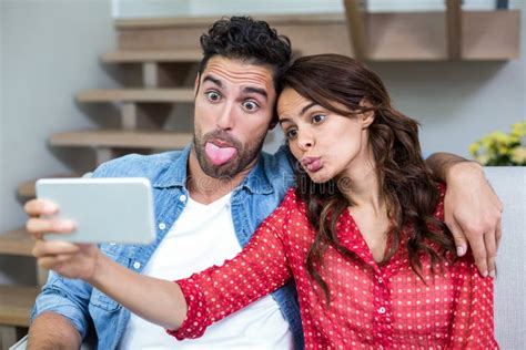 Couples Faisant Des Visages Tout En Prenant Le Selfie Image Stock Image Du Adulte Occasionnel