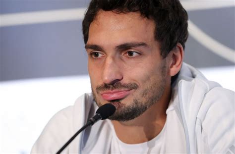 Share a gif and browse these related gif searches. Mats Hummels: BVB-Star überrascht 13-Jährigen vor der ...