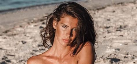 Giulia Calcaterra Instagram Posa Sensuale In Acqua Davvero Intrigante