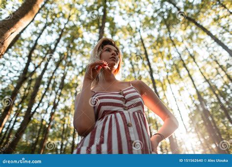 Nette Stilvolle Junge Blonde Frau In Ein Rosa Modernen Gestreiften Sundress Die Im Wald An