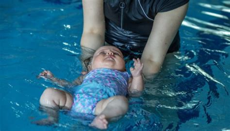 débuter la natation avec bébé astuces et règles bébés et mamans