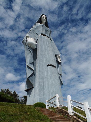 Monumento A La Virgen De La Paz Es Una Colosal Escultura