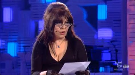 Nato a siena, questo giovane attore naturalizzato romano dopo gli studi al dams, si divide tra il teatro e la fiction (un. Domenica Live, Annamaria Barbera sconsolata in lacrime ...
