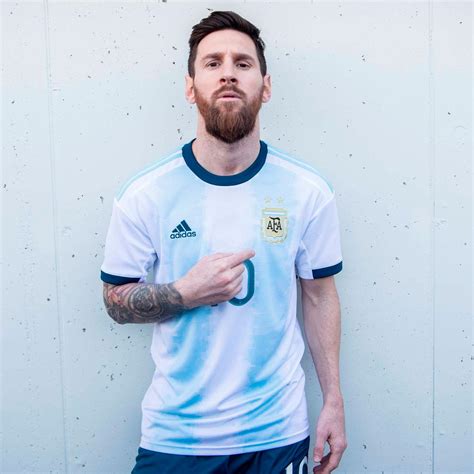 la presentó messi así es la nueva camiseta de la selección argentina la gaceta salta