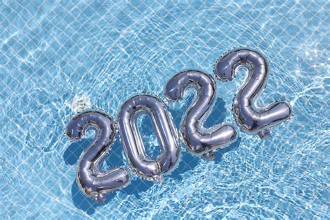 Año Nuevo 2022 Figuras Inflables Sobre Agua Azul En La Piscina Primer