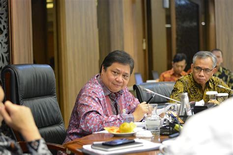 Suku bunga mengambang ialah suku bunga yang besarnya akan menyertai naik turunnya suku bunga pasar. Suku Bunga KUR Turun Jadi 6%, Bos OJK: Alhamdulillah ...