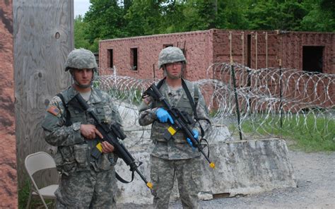 New York Army National Guard Mps Train In Detainee Operations At Fort