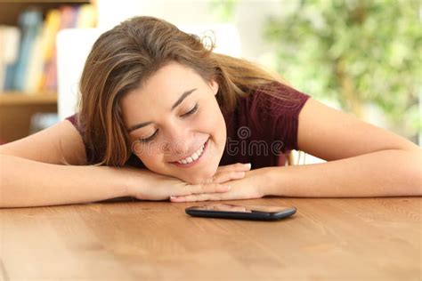 Adolescente Que Ama Seu Telefone Esperto Imagem De Stock Imagem De