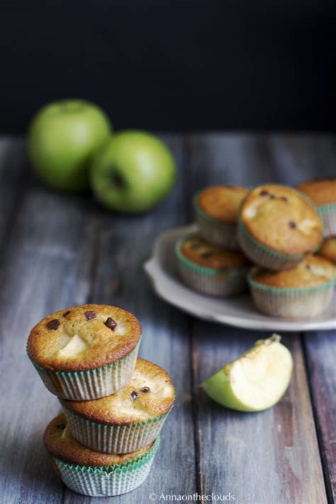 Ottimi per la colazione e la merenda dei bambini. Muffin mele e cioccolato senza burro - Anna On The Clouds