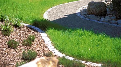 Rasenkantensteine ohne beton verlegen : Rasenkanten verlegen: So trennen Sie Beet und Rasen perfekt