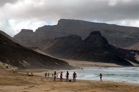 Tem um porto comercial, por onde é exportado café, cana de açúcar e frutas tropicais. Praia Grande (Cabo Verde) - Wikipédia, a enciclopédia livre