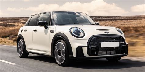 Mini 5 Door Hatch Review 2022 Drive Specs And Pricing Carwow