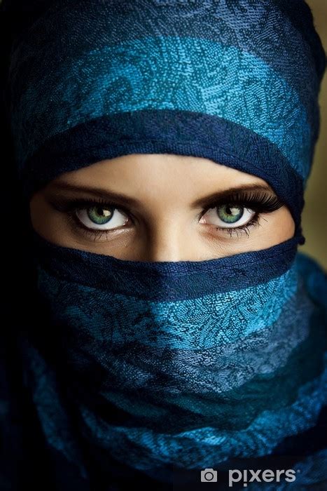 Papier peint Jeune femme arabe en hijab avec des yeux bleus très sexy