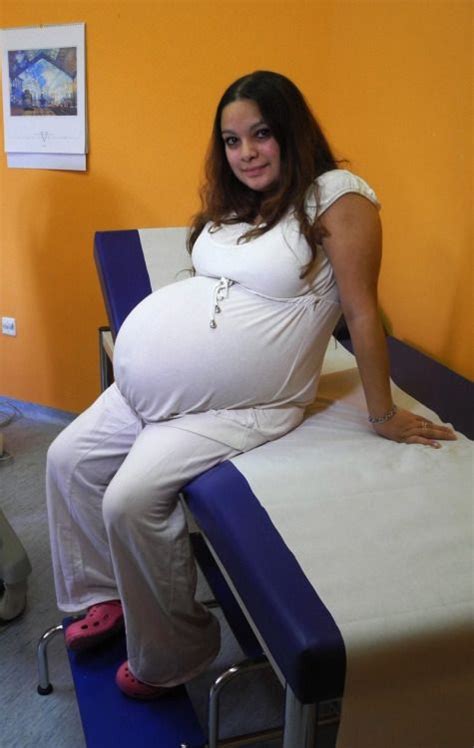 Cette Jeune Femme G E De Pense Tre Enceinte De Jumeaux Mais