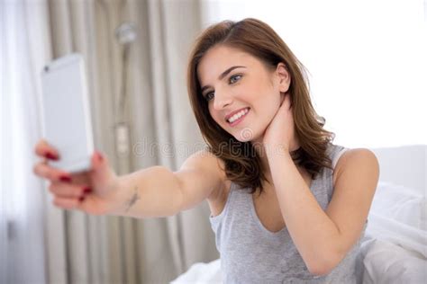 mujer que hace la foto del selfie con smartphone foto de archivo imagen de divertido ocio