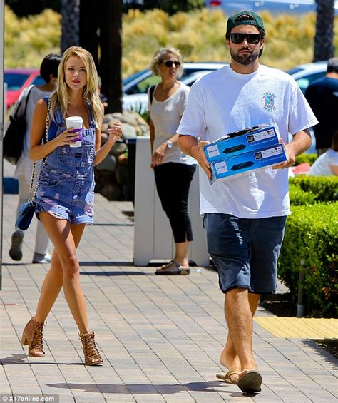 Brody Jenners Girlfriend Kaitlynn Carter Shows Off Seemingly Endless Legs Daily Mail Online