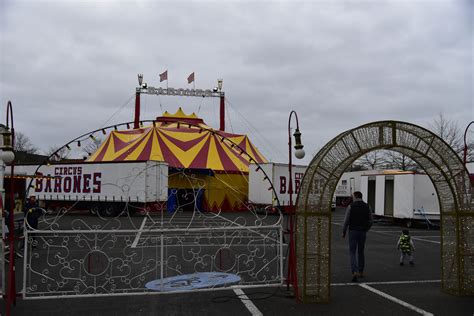 Circus baroness lädt zum besuch ein. Circus Barones presenteert "SURPRISE"