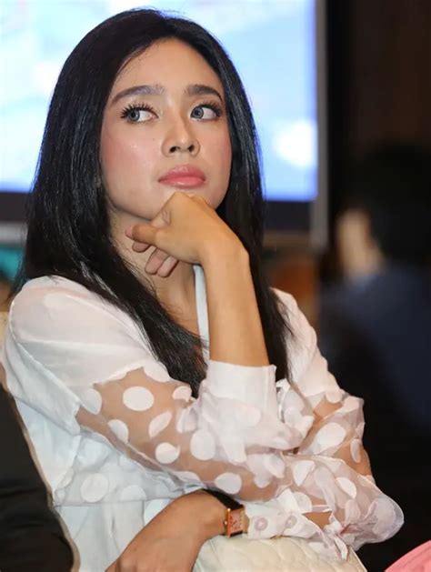 Dea Ananda Dan Cerita Jadi Istri Anak Band Photo