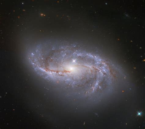 Also called arp 12, it's about 62,000 light years across, smaller than the milky way by a fair margin. Hubble kijkt naar een merkwaardig spiraalvormig ...