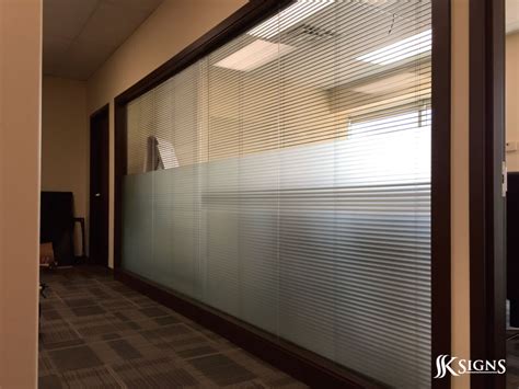 Glass ve crumb'ın bir araya gelişi, kaçınılmaz olarak bir firar ile sonuçlanıyor. Etched Glass | Frosted Window Films & Designs | SSK Signs
