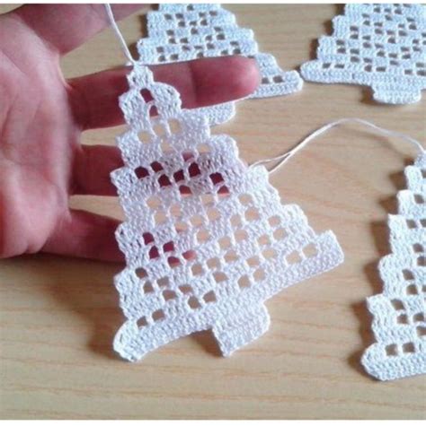 Alberelli natalizi di lana lavorati a crochet. Bellissimi alberelli di natale a uncinetto con schema ...