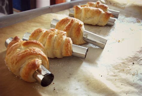 Deliziosi, golosi e sempre protagonisti di ogni vassoio di pasticcini che si rispetti: Cannoncini alla crema velocissimi 100% vegan