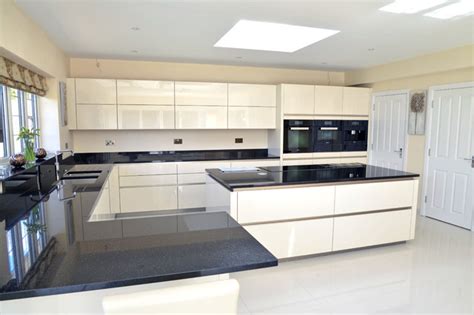 Our modern kitchen cabinets allow you to have a luxury kitchen without the ridiculous price point. High gloss off white handleless kitchen in Amwell End ...