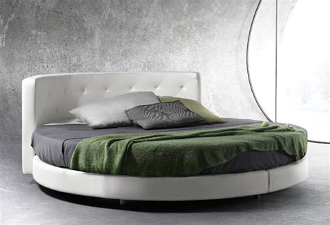 Le strutture dei letti con rivestimento in tessuto sono le migliori opzioni per gli amanti del colore, che vorrebbero migliorare l'aspetto delle loro camere da letto con mobili che attirano l'attenzione. Letto Rotondo Matrimoniale