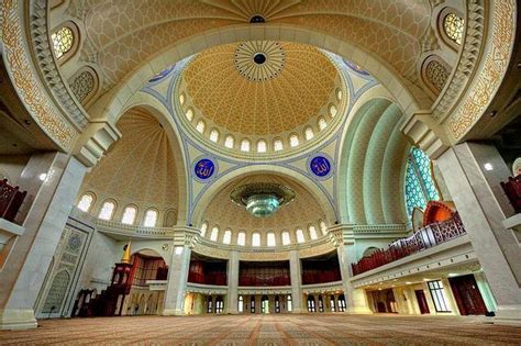 Situasi di masjid wilayah d waktu selepas khutbah jumaat semasa sheikh abdurrahman sudais dtg ke malaysia. Federal Territory Mosque - Kuala Lumpur