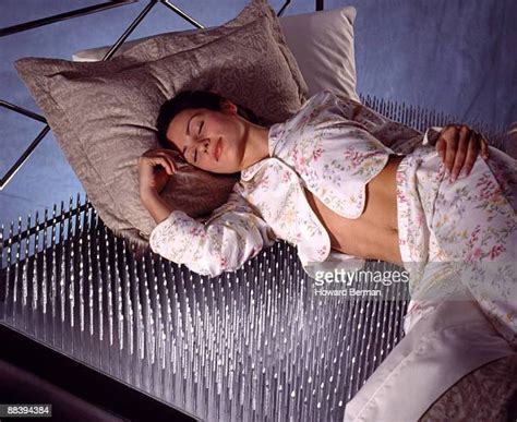 Lying On Bed Of Nails Photos Et Images De Collection Getty Images