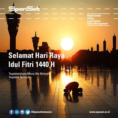 Saat masih dalam suasana hari raya lebaran juga bisa bersamaan dengan mengucapkan. Taqabbalallahu Minna Wa Minkum Wa Taqabbal Ya Kariim ...