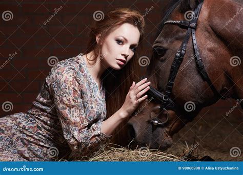 Ragazza E Cavallo Sensuali Nel Haysloft Fotografia Stock Immagine Di
