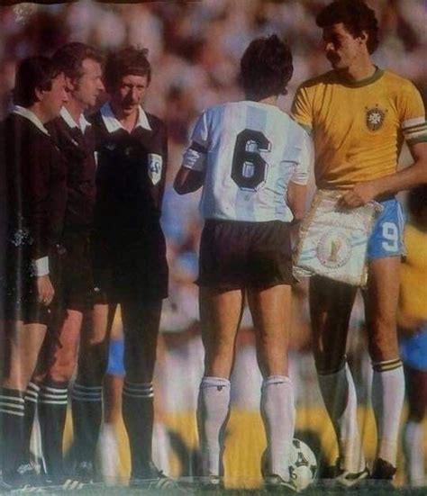 daniel pasarella y sócrates argentina vs brasil 1981 futebol socrates futebol brasileiro