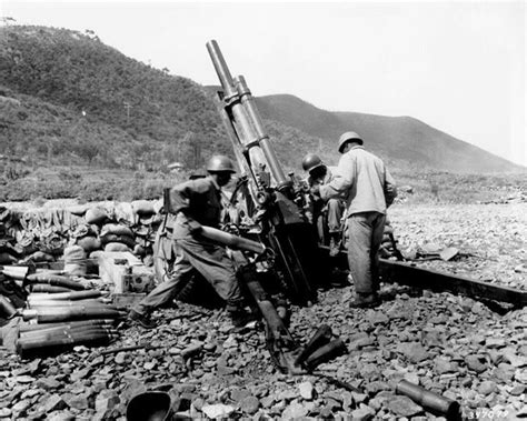 American 105mm Howitzer M2a1 Crew Of Battery A Us 159th Field Artillery