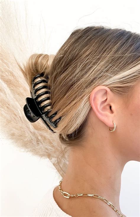 pin by veronica on hair in 2021 clip hairstyles aesthetic hair claw hair clips