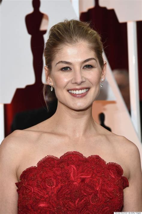 Rosamund Pikes Oscars 2015 Dress Is Unforgettable Huffpost Canada