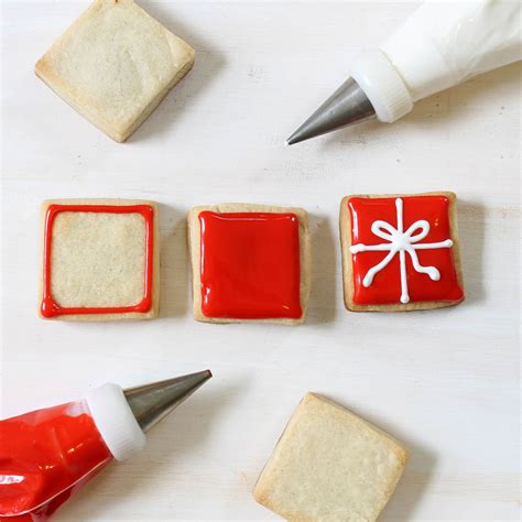 Decorating christmas cookies is a favorite past time that conjures up memories of sprinkles, a variety of colored frostings, and some lopsided snowman and stars. Step-by-step decorating instructions to make Christmas ...