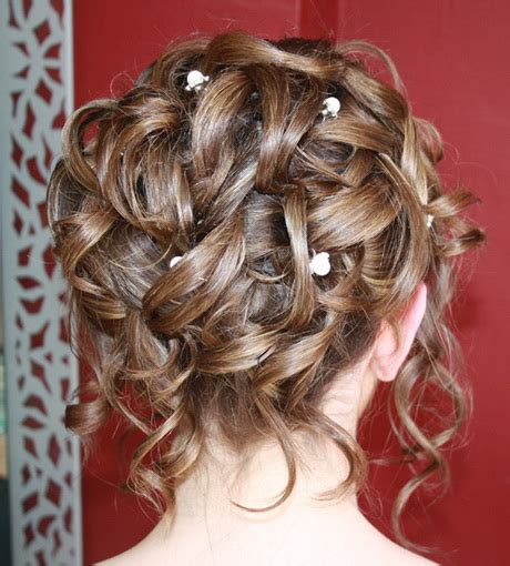 Idées de coiffure mariage avec fleurs fraîches. Modele coiffure enfant mariage