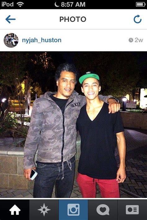 Skateboarder nyjah huston celebrates after winning the street league skateboarding world championship men's final. Nyjah and his dad:) | Articulos