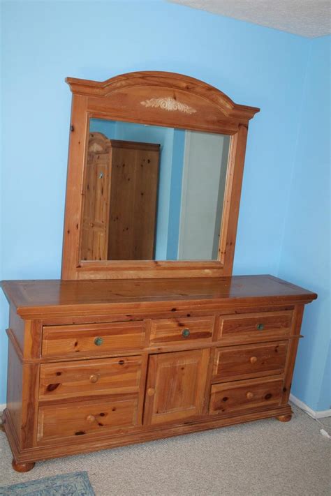 Auction Ohio Broyhill Dresser And Mirror