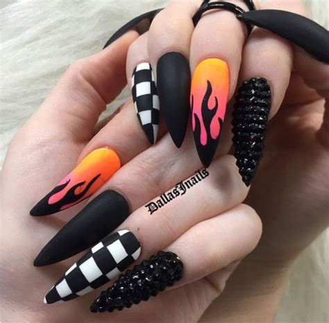 Puede recrear este aspecto o tener todas las uñas claras y negras. Pin by Niairah McBride on Nails | Fire nails, Best acrylic ...